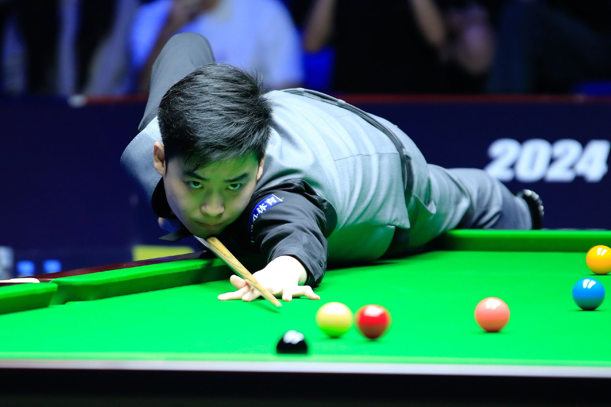 是卡塔尔举 是卡塔尔举